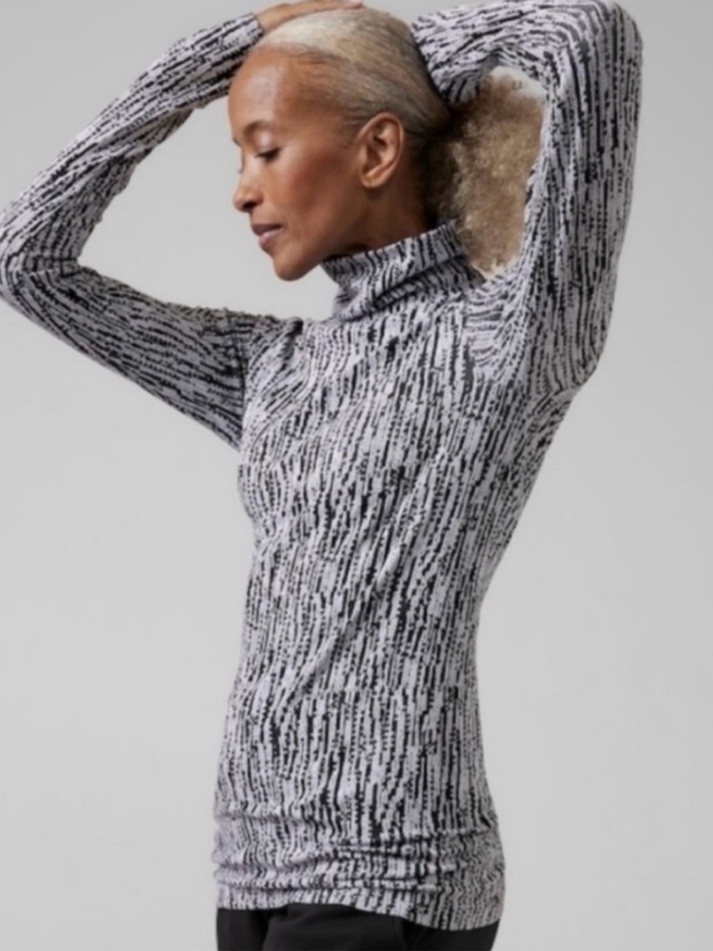 Athleta Flurry Elemental Turtleneck Base Layer Thumbhole Top Black White S